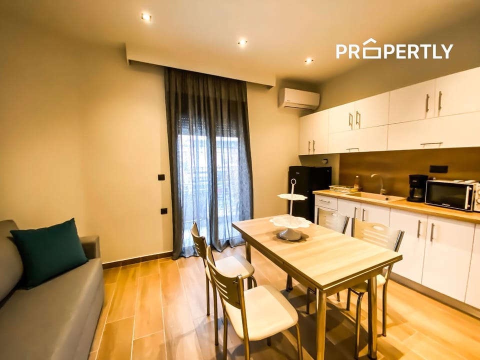 Kitchen or kitchenette, Seating area, Dining area