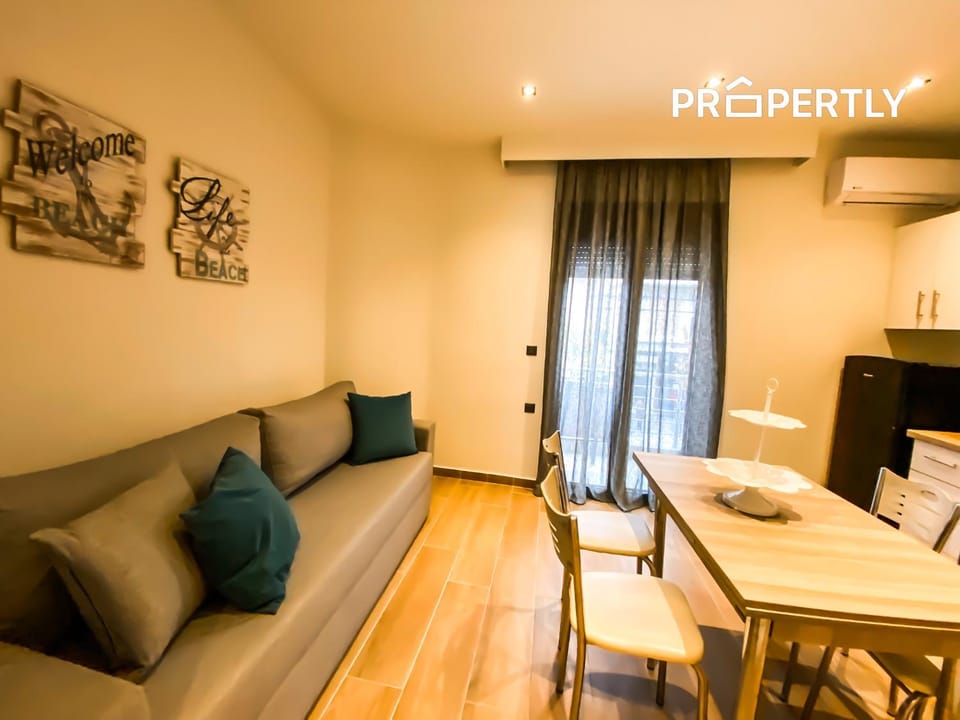 Bed, Seating area, Dining area