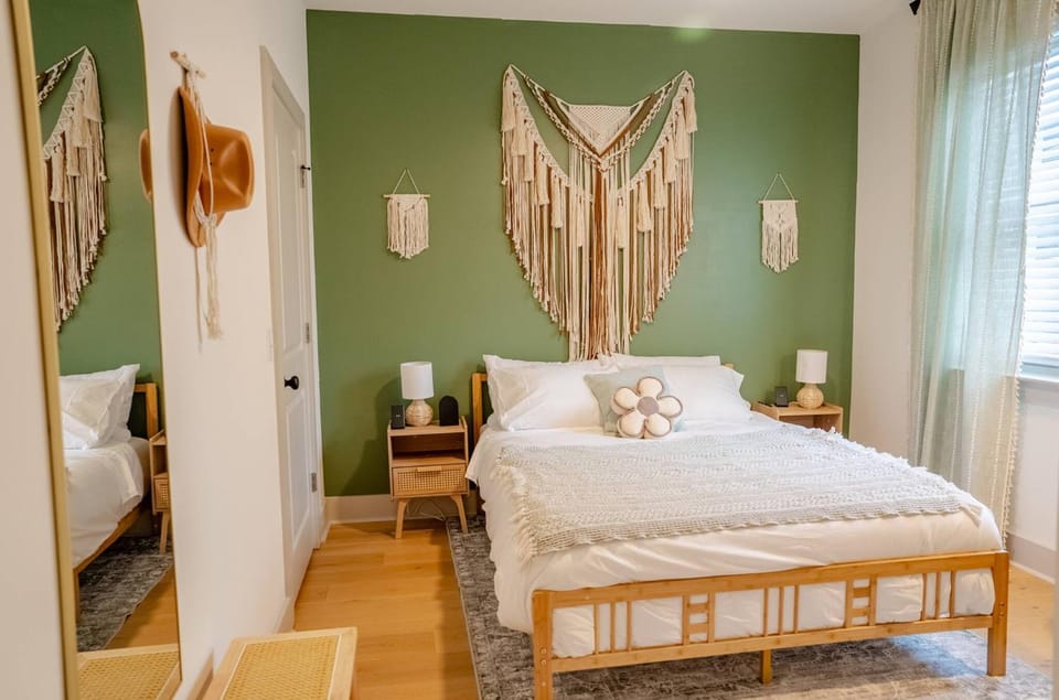 Bed, TV and multimedia, Bedroom