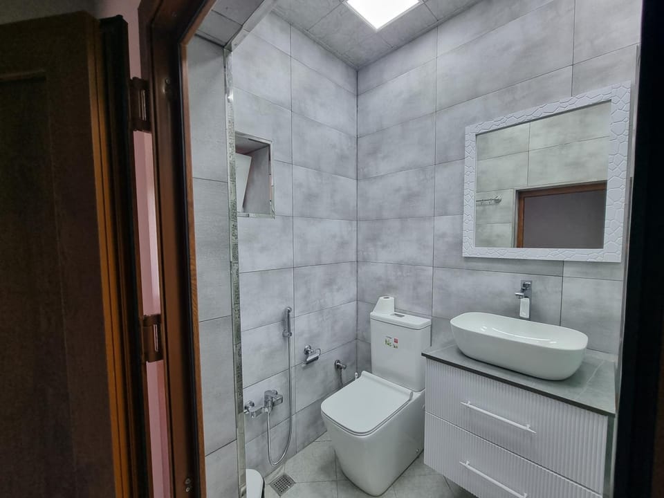 Shower, Toilet, Bathroom, bidet, towels