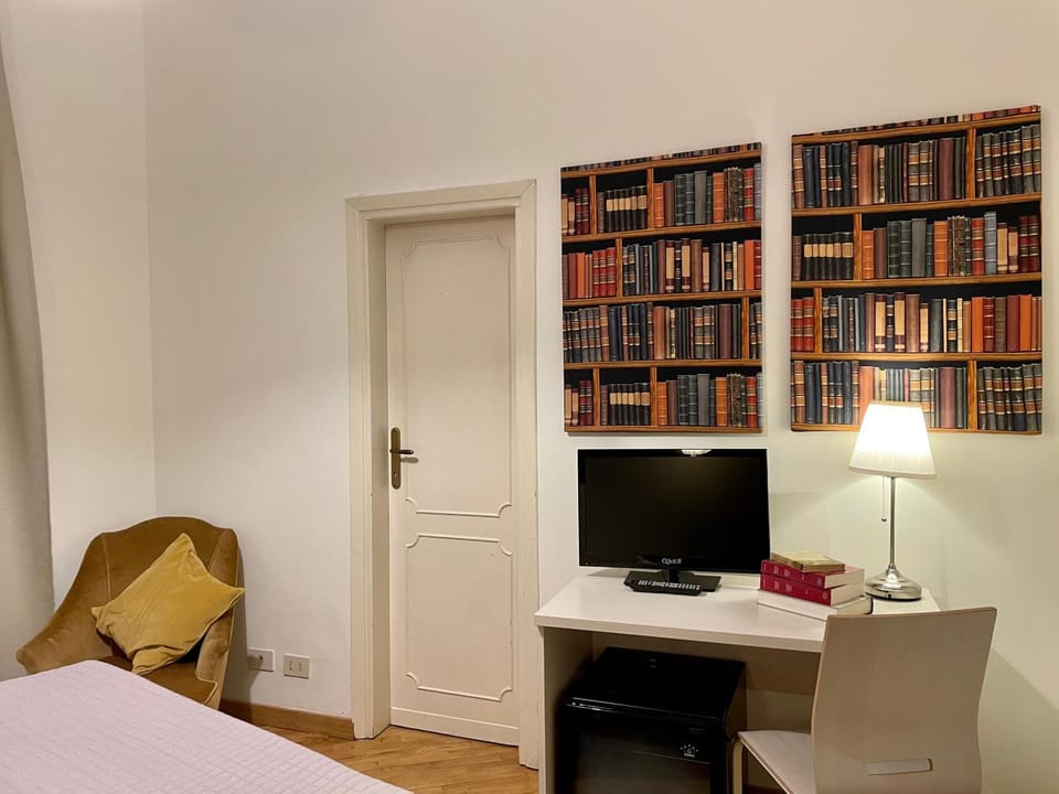TV and multimedia, Photo of the whole room, Bedroom