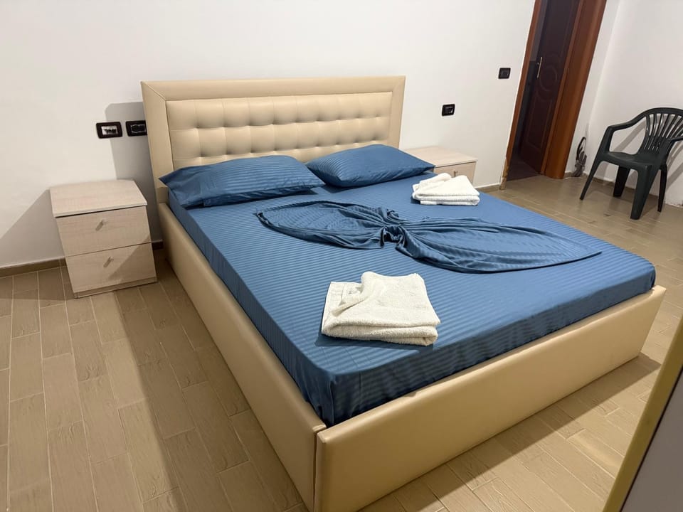 Bed, Bedroom, towels