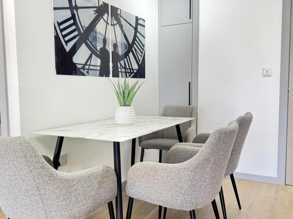 Modern 2-Bed Apartment, Sleeps 5, Free Parking, Netflix, New built Apartment in Cherwell District