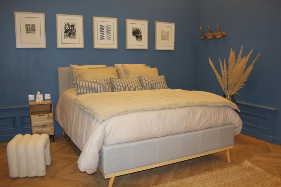 Bed, Photo of the whole room, Bedroom