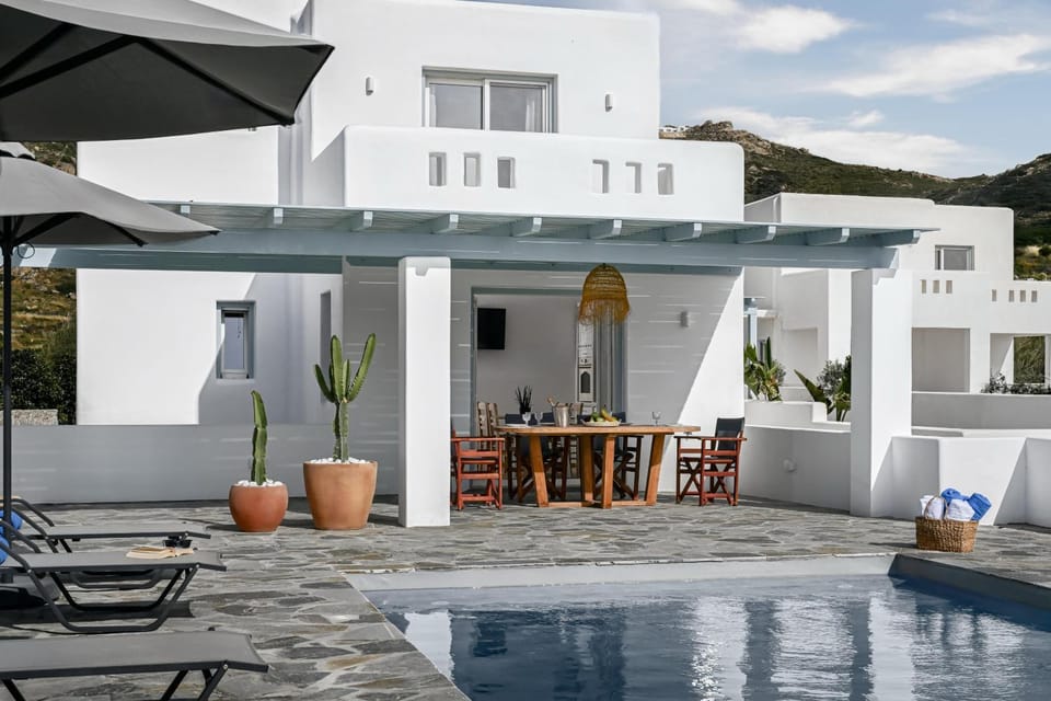 Property building, Patio, Dining area, Swimming pool, sunbed