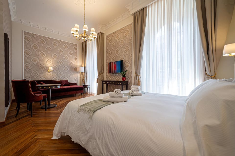 Bed, TV and multimedia, Bedroom, towels