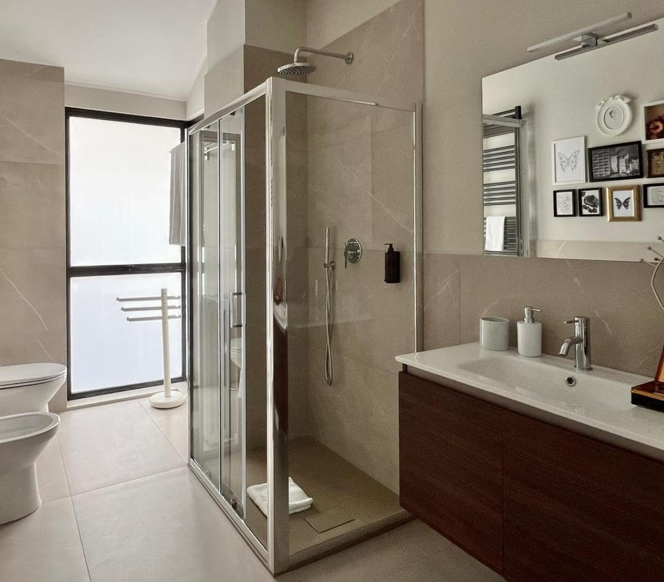 Shower, Toilet, Bathroom, bidet, towels