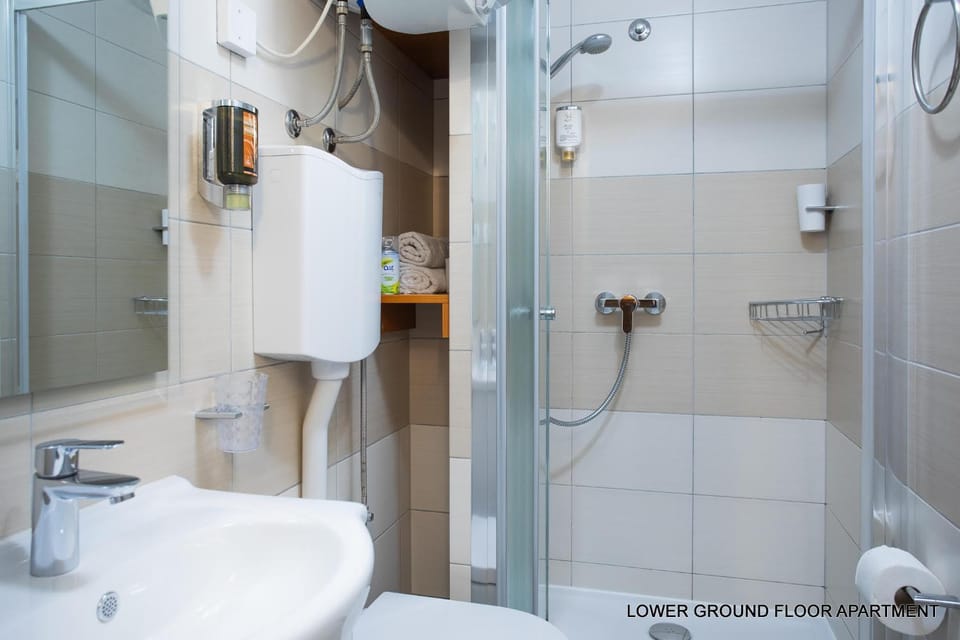 Shower, Toilet