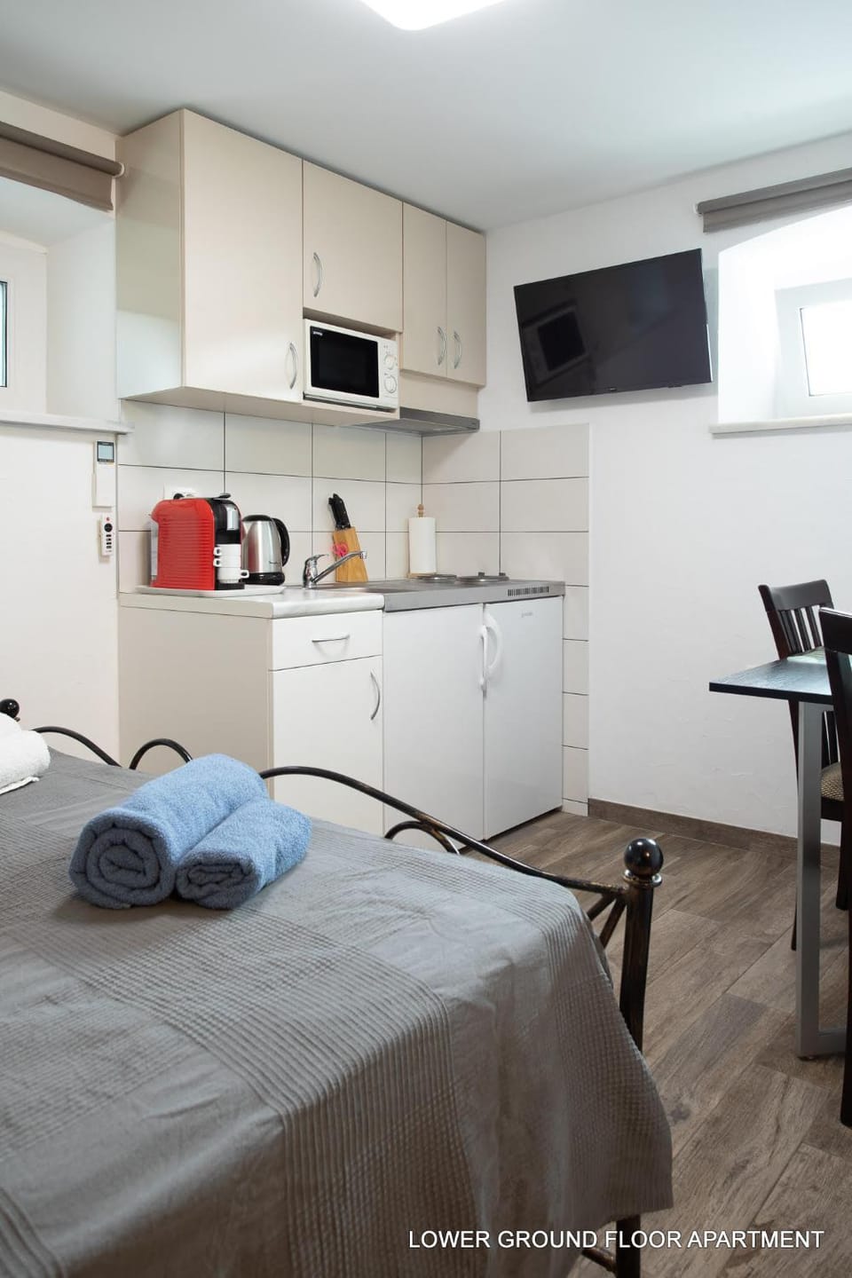 Bed, TV and multimedia, Coffee/tea facilities, Kitchen or kitchenette, Photo of the whole room, Dining area, Bedroom, stove
