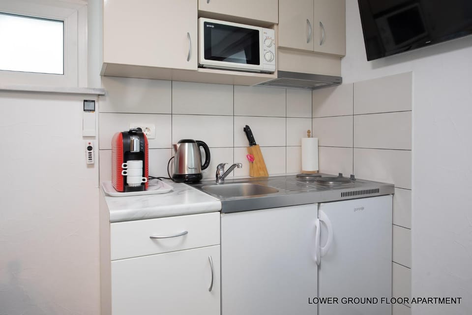 TV and multimedia, Coffee/tea facilities, Kitchen or kitchenette, Dining area, stove