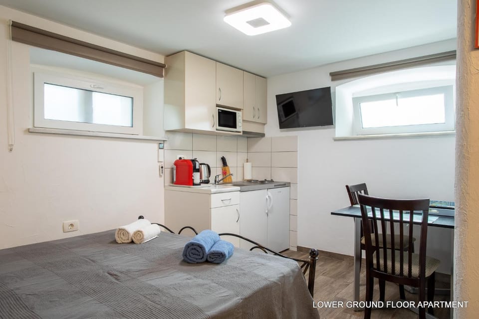 Bed, TV and multimedia, Coffee/tea facilities, Kitchen or kitchenette, Photo of the whole room, Dining area, Bedroom, stove