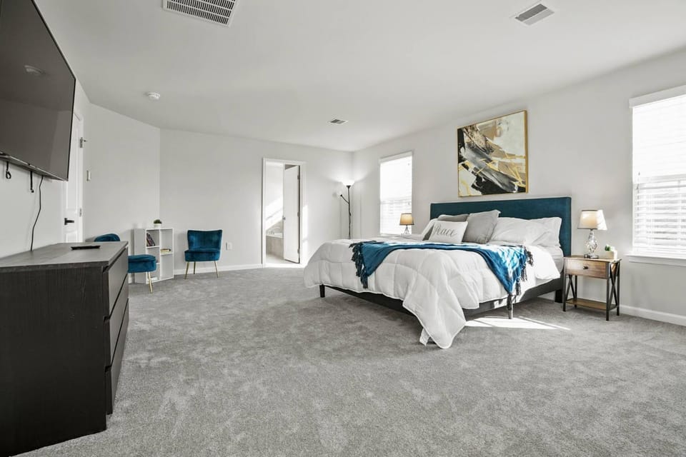Bed, Bathroom, TV and multimedia, Bedroom, wardrobe