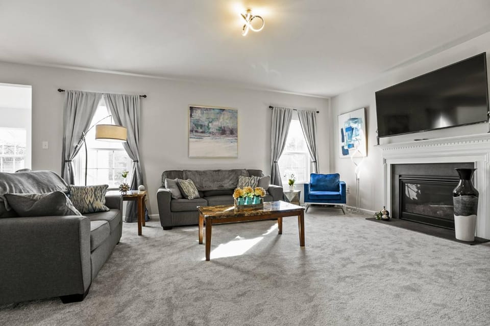 Communal lounge/ TV room, TV and multimedia, Living room, Seating area, Evening entertainment
