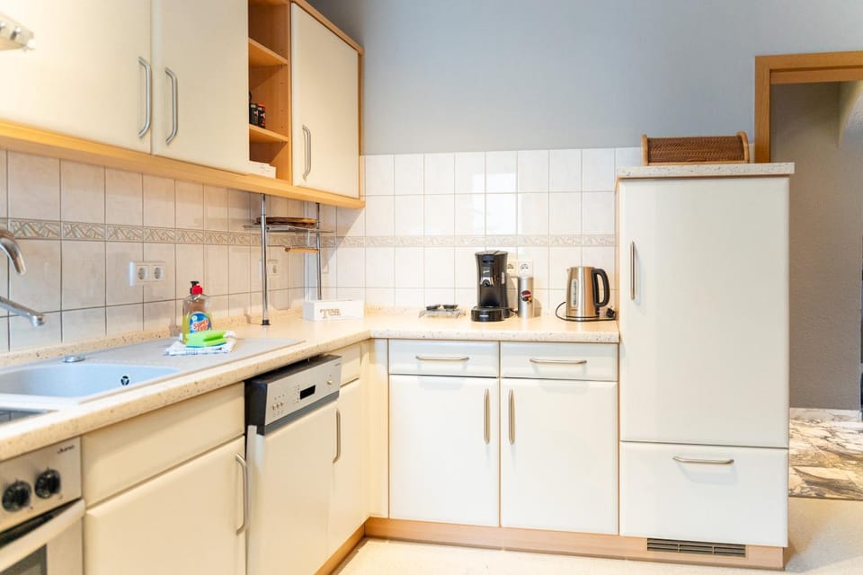 Coffee/tea facilities, Kitchen or kitchenette, dishwasher, oven, stove, toaster