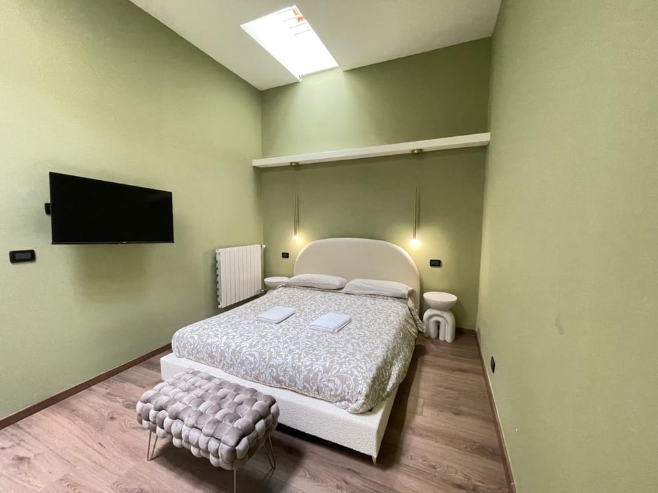 Bed, TV and multimedia, Photo of the whole room, Evening entertainment, Bedroom, towels