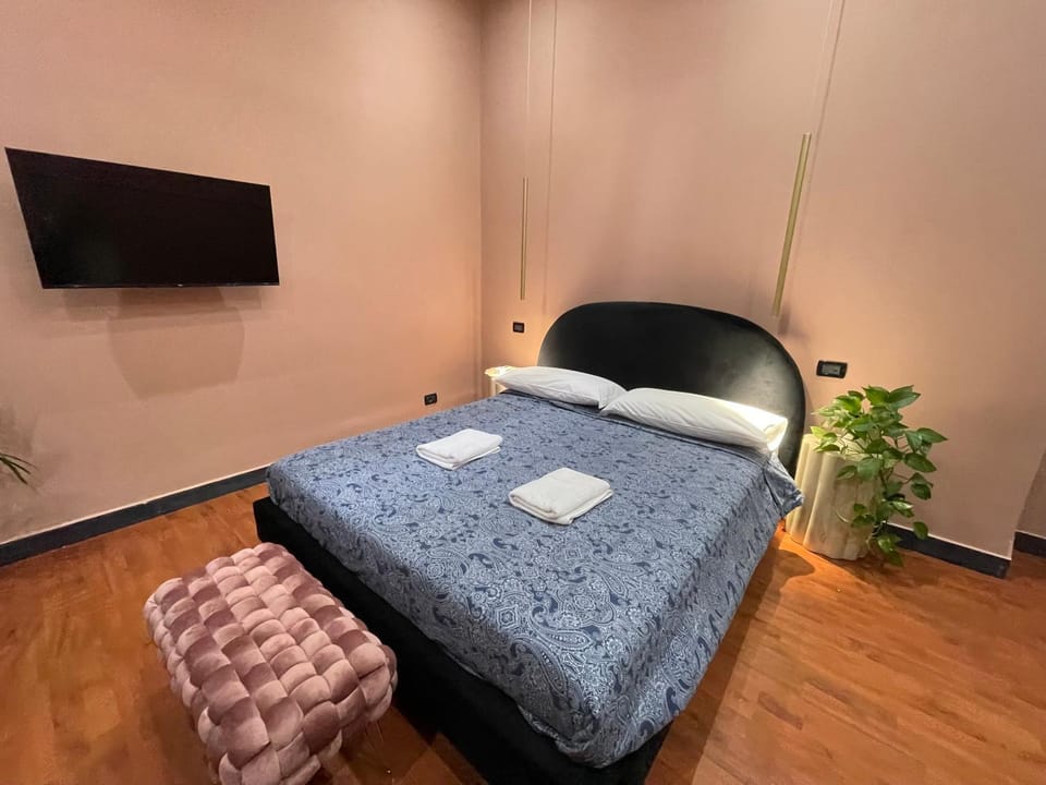 Bed, TV and multimedia, Photo of the whole room, Bedroom, towels