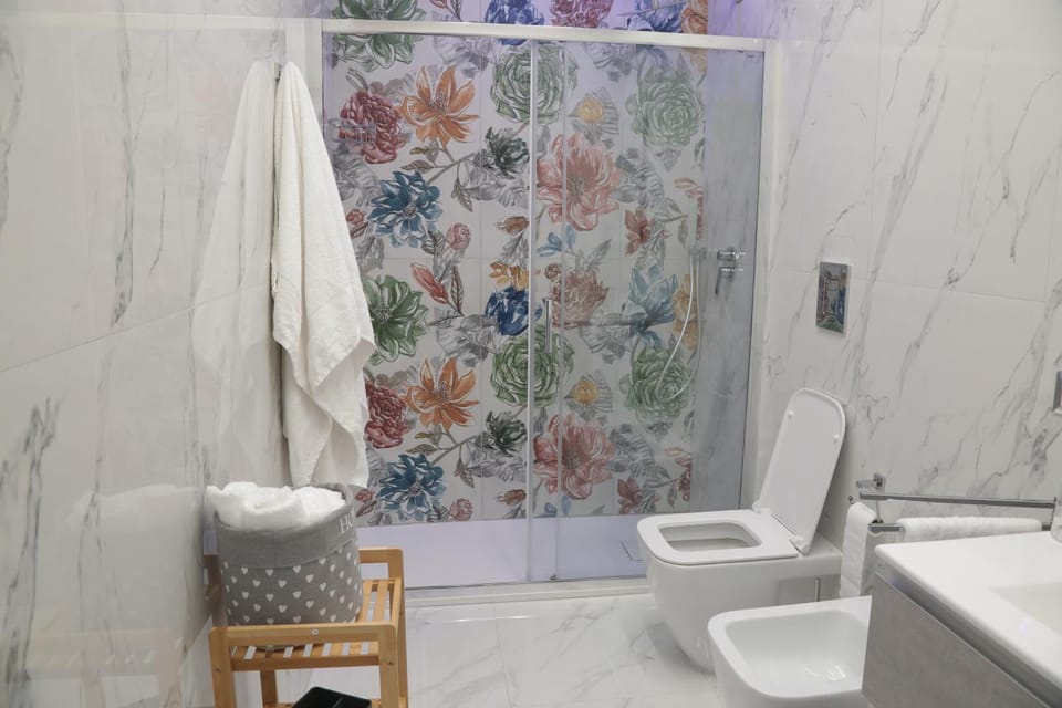 Toilet, towels