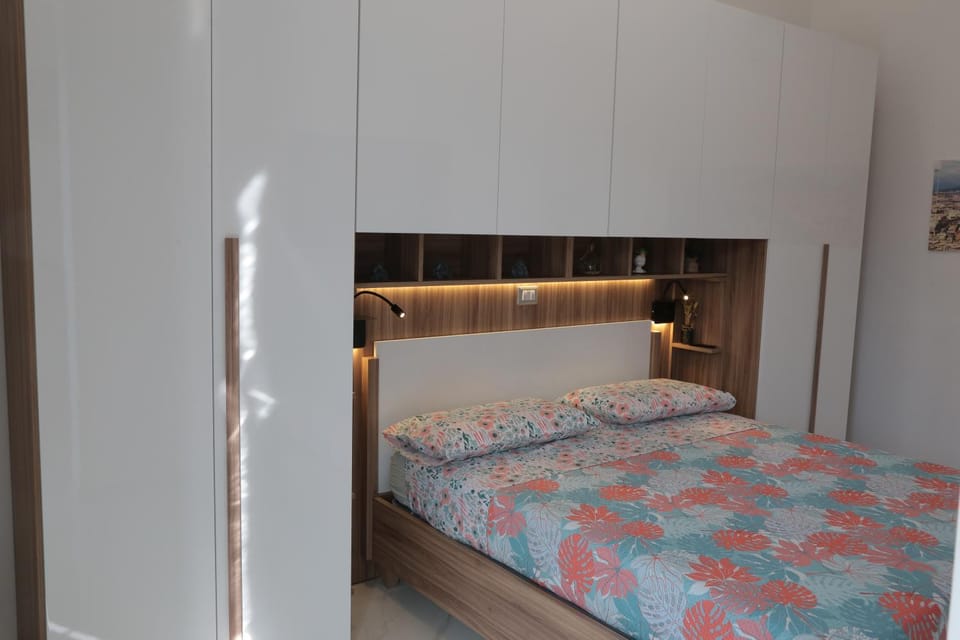 Bed, Photo of the whole room, wardrobe