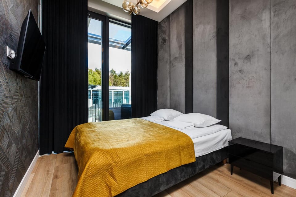 Bed, TV and multimedia, Photo of the whole room, Bedroom, towels