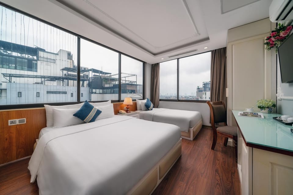 Bed, TV and multimedia, View (from property/room), Photo of the whole room, Bedroom
