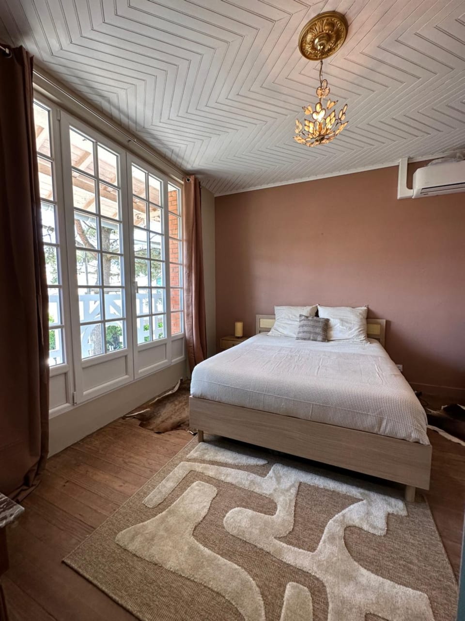 Photo of the whole room, Bedroom