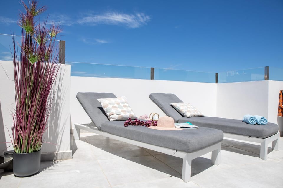 Patio, Day, Balcony/Terrace, Living room, Seating area, sunbed