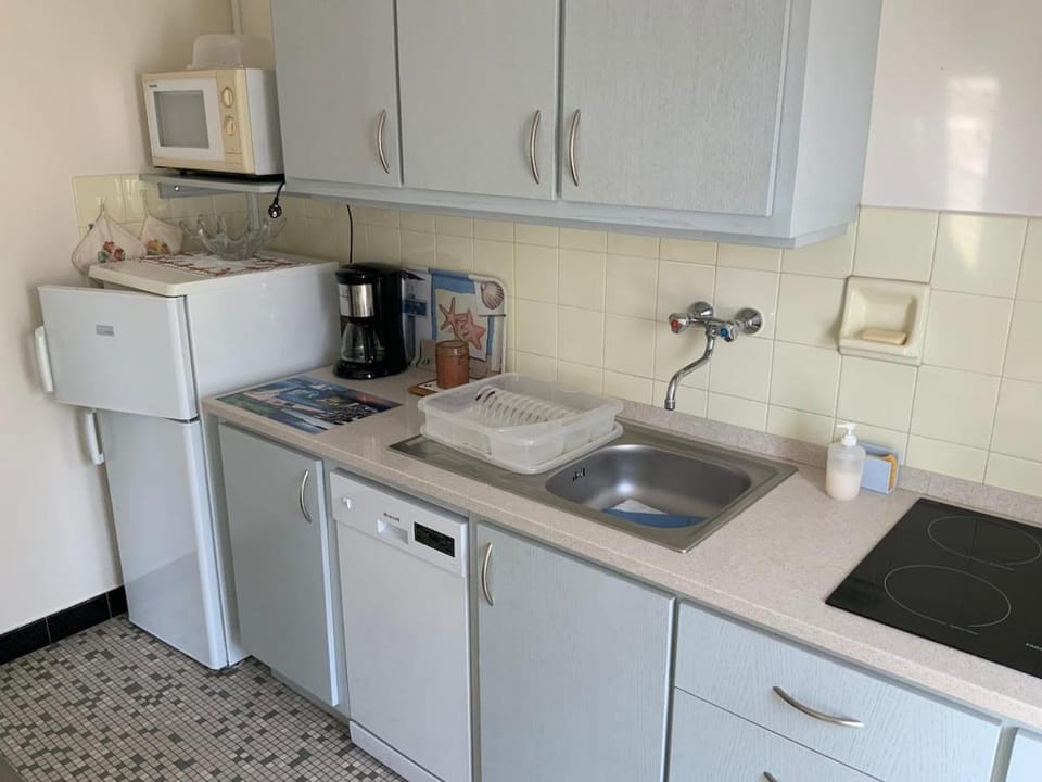 Coffee/tea facilities, Kitchen or kitchenette, dishwasher, oven, stove