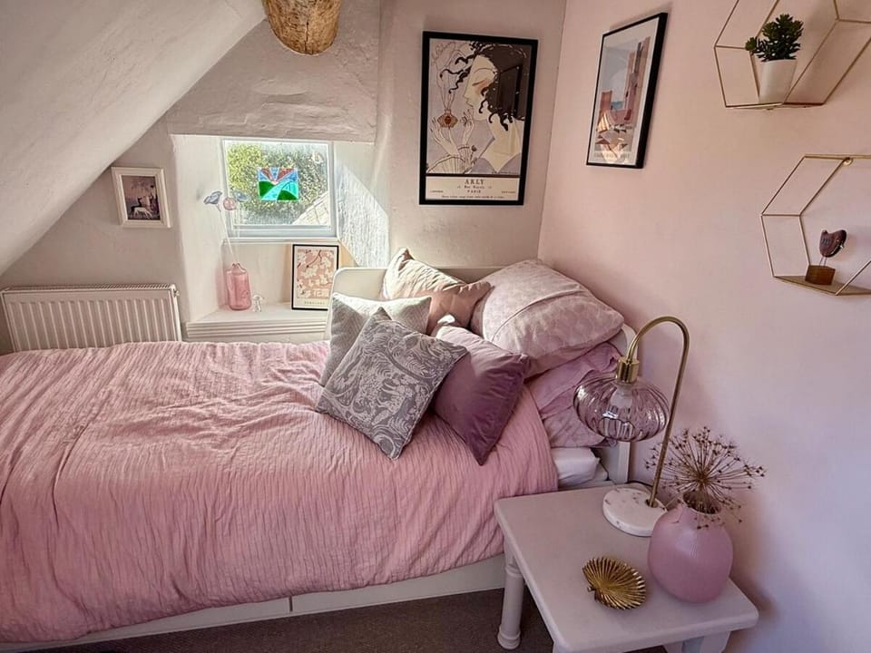 Charming Escape - Dog-Friendly Writer's Stone Cottage in the Stroud Valleys House in Stroud District