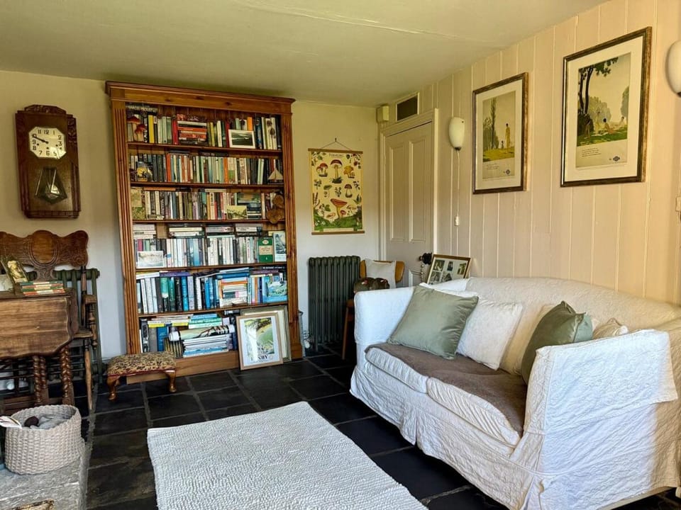 Charming Escape - Dog-Friendly Writer's Stone Cottage in the Stroud Valleys House in Stroud District