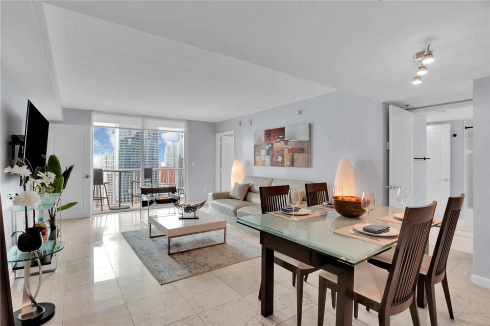 Beautiful Apt -Ocean View -Pool & Gym Apartment in Brickell