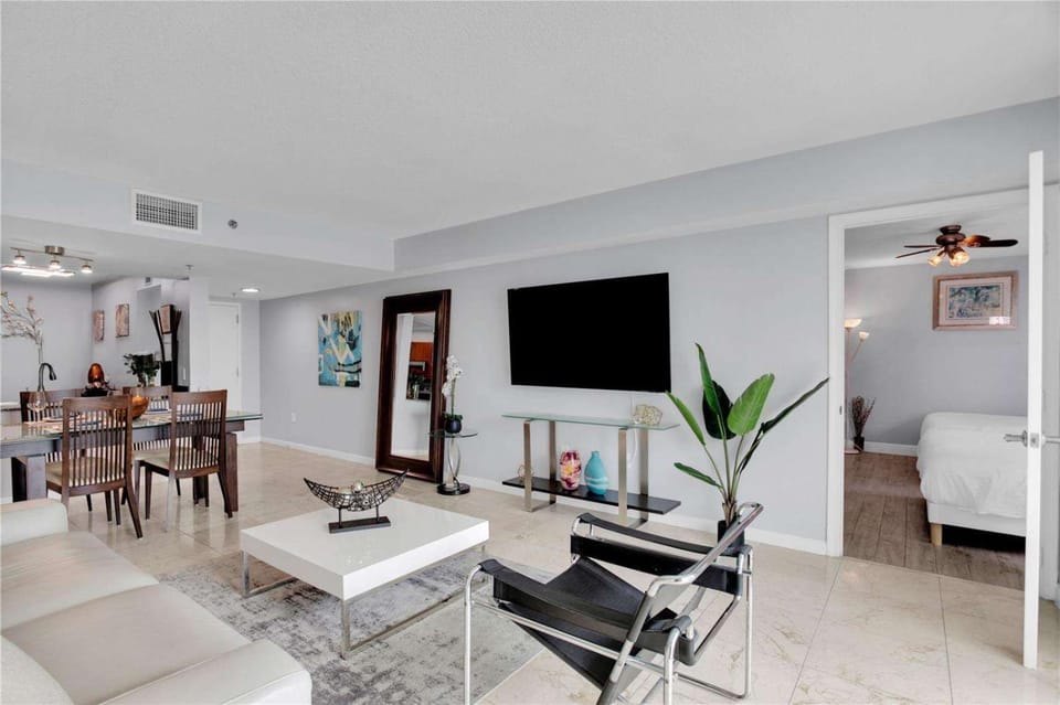 Beautiful Apt -Ocean View -Pool & Gym Apartment in Brickell