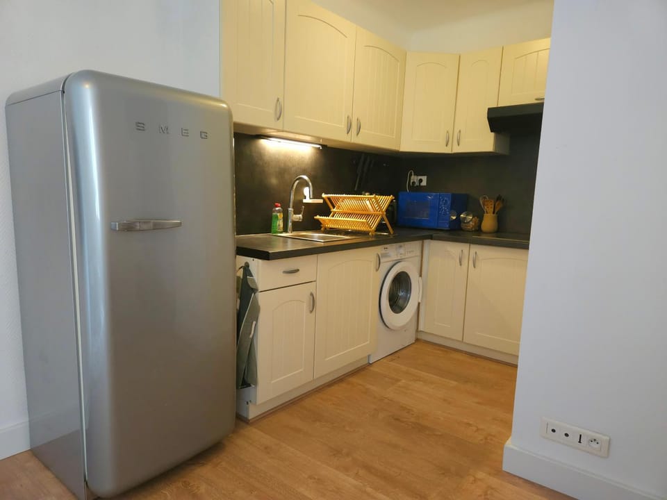 Kitchen or kitchenette, stove, washing machine