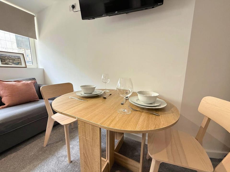 Central Sheffield 1 Bed Flat, Sleeps 3, City Views, Full Kitchen Apartment in Sheffield