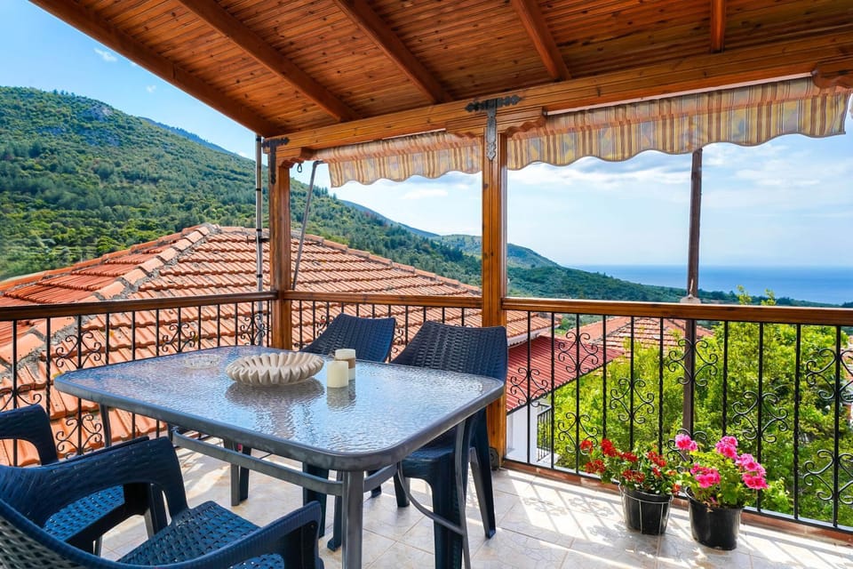 Natural landscape, View (from property/room), Balcony/Terrace, Dining area, Mountain view, Sea view