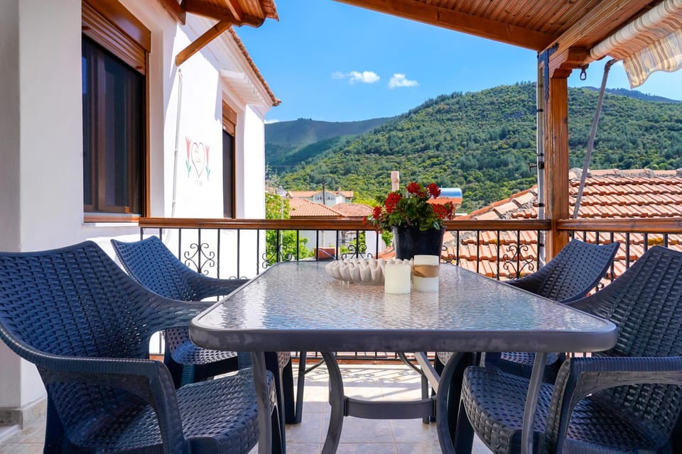 Natural landscape, View (from property/room), Balcony/Terrace, Dining area, Mountain view