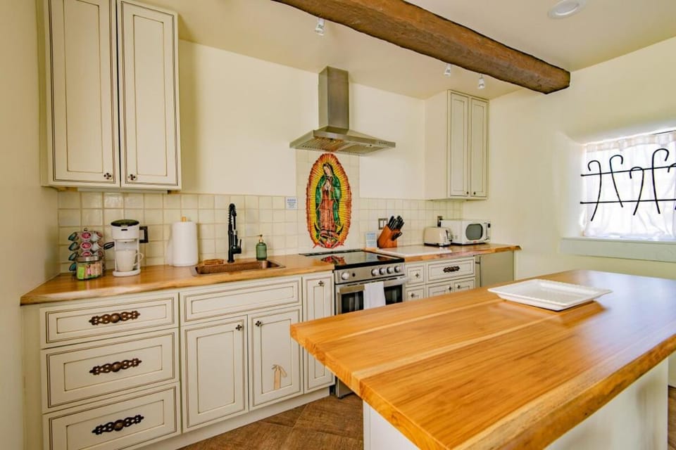 Coffee/tea facilities, Kitchen or kitchenette, Dining area, microwave, stove, toaster