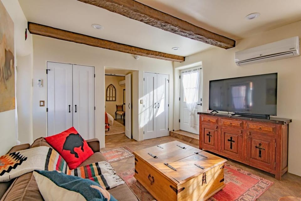 TV and multimedia, Living room, Seating area, wardrobe