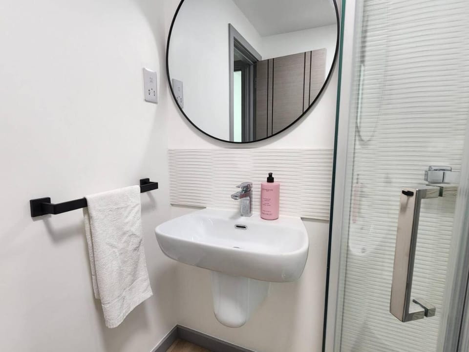 Modern 1-bed Apartment, Sleeps 4, Free Parking, Netflix, WiFi, New build Apartment in Cherwell District