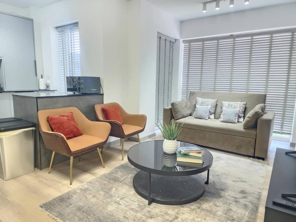 Modern 1-bed Apartment, Sleeps 4, Free Parking, Netflix, WiFi, New build Apartment in Cherwell District