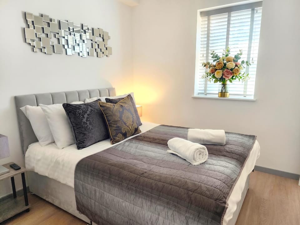 Bed, Photo of the whole room, Bedroom, towels