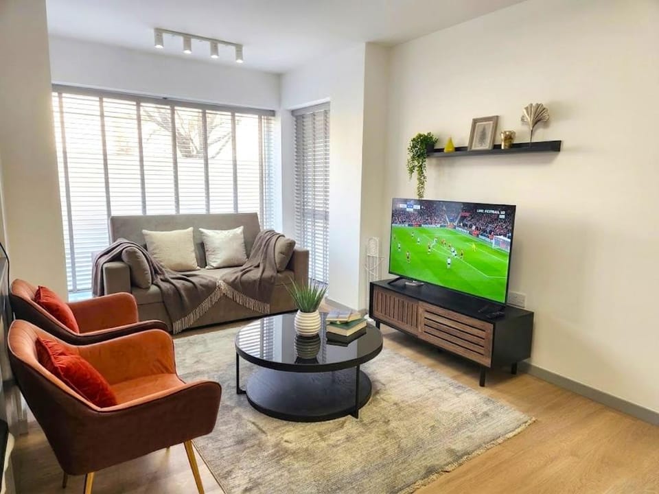 Communal lounge/ TV room, TV and multimedia, Living room, Seating area, Evening entertainment