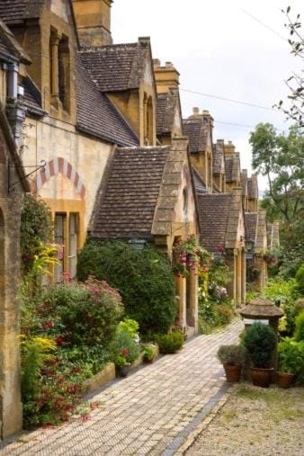 Cosy Cottage in the Cotswolds with Woodburner, Sleeps 4 House in Winchcombe