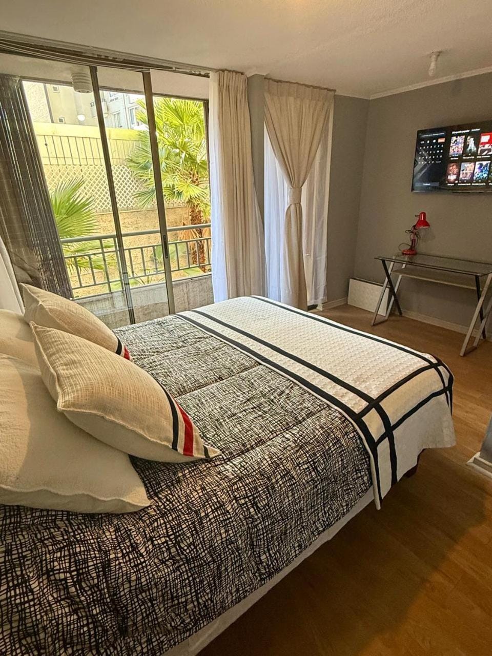 Bed, TV and multimedia, Photo of the whole room, Bedroom
