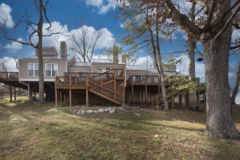 Lakeview Latitude House in Carroll County