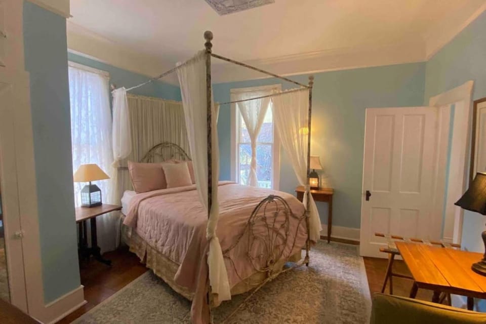 Cricket Cottage House in Eureka Springs