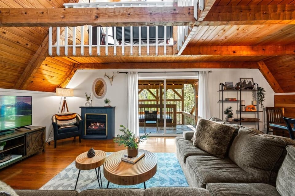 Charming A-Frame Cabin w Hot Tub & Mountain Views Cabin in Gatlinburg