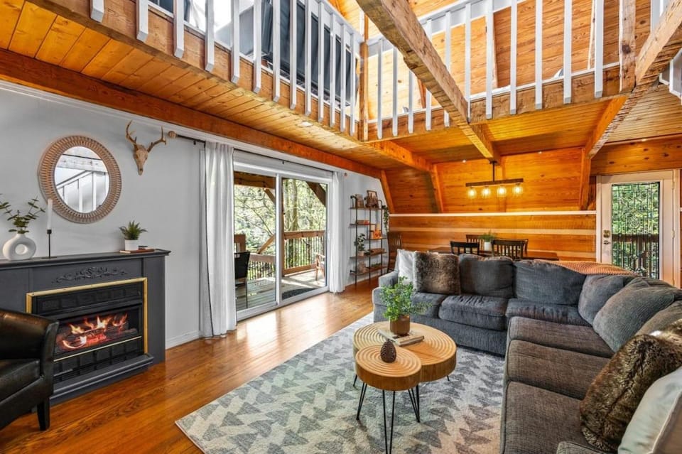 Charming A-Frame Cabin w Hot Tub & Mountain Views Cabin in Gatlinburg