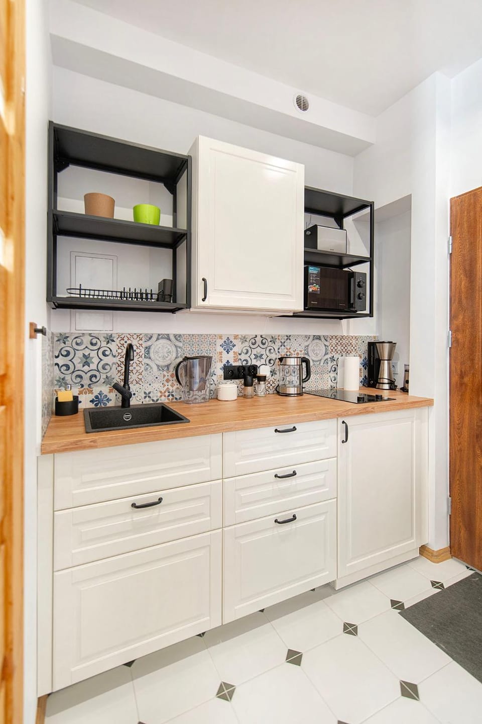 Coffee/tea facilities, Kitchen or kitchenette, stove, toaster
