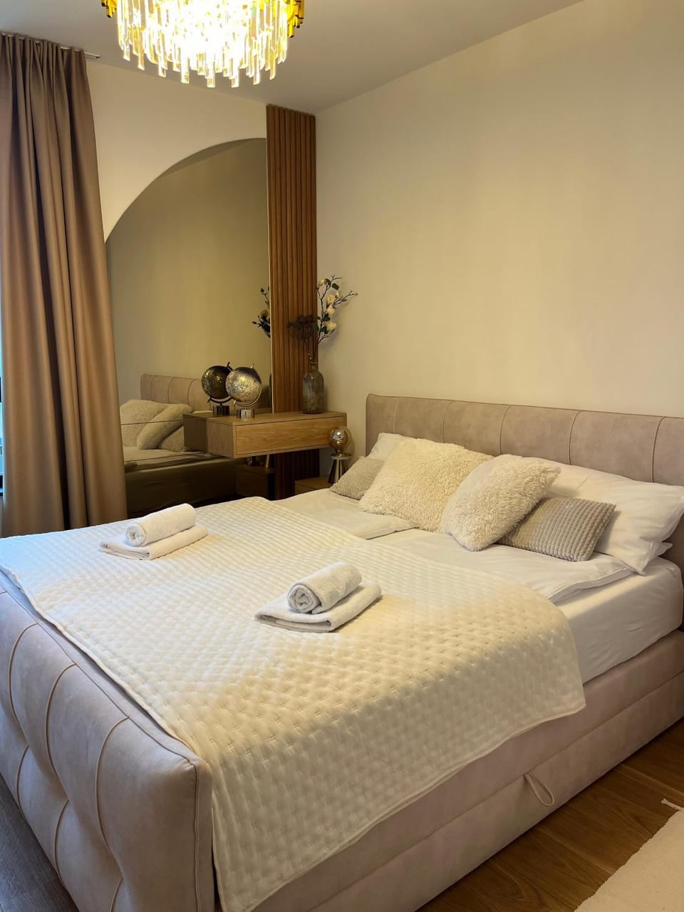 Bed, Bedroom, towels