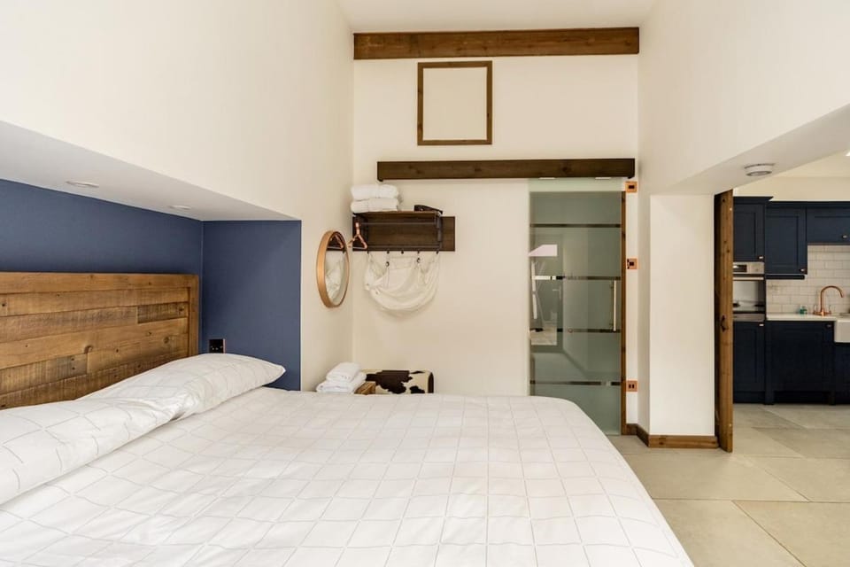 The Cowshed - Luxury Barn with Hot Tub House in Kidderminster Road